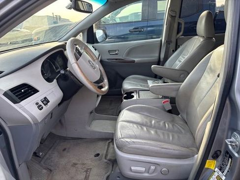 Used 2013 Toyota Sienna XLE image 7
