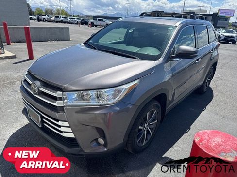 Used 2018 Toyota Highlander XLE image 2
