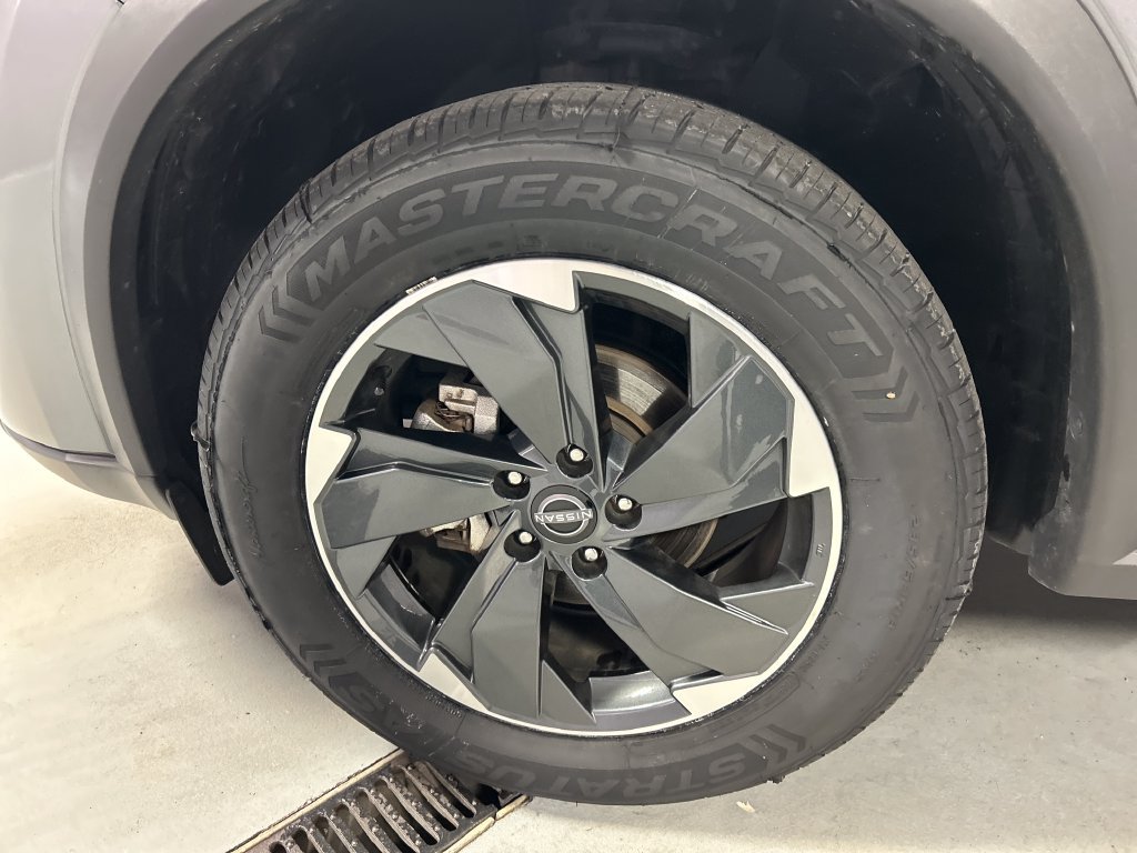 Used 2025 Nissan Rogue SV AWD/4WD image 9
