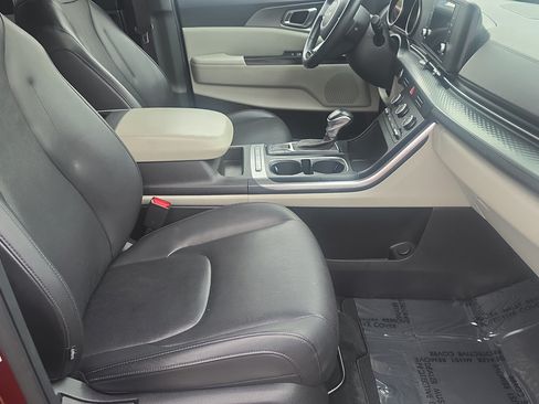 Used 2023 Kia Carnival LX FWD image 13