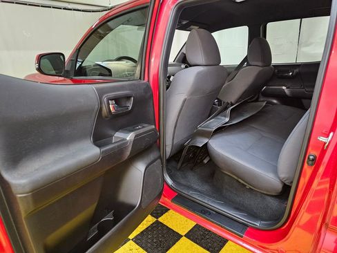 Used 2019 Toyota Tacoma TRD Off-Road w/ Technology Package image 15