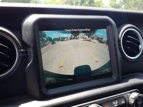 Used 2023 Jeep Wrangler Unlimited Sahara w/ Cold Weather Group AWD/4WD image 4