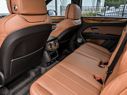 Used 2022 Bentley Bentayga AWD/4WD image 25
