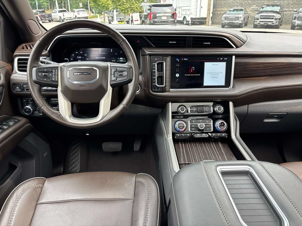 Used 2022 GMC Yukon XL Denali w/ Denali Premium Package AWD/4WD image 10