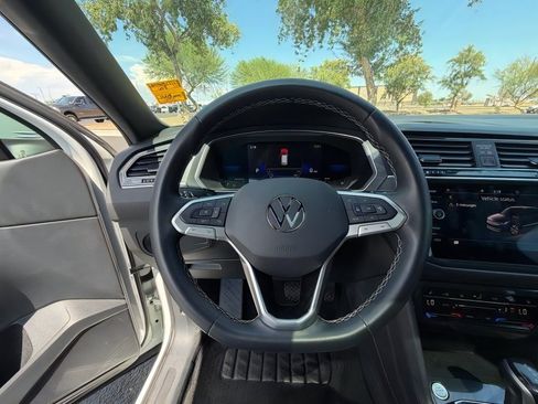 Used 2022 Volkswagen Tiguan SE FWD image 19