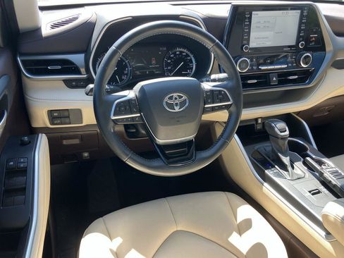 Used 2021 Toyota Highlander XLE FWD image 15