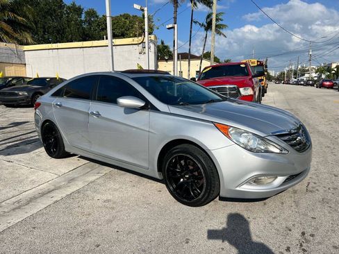 Used 2011 Hyundai Sonata SE w/ Navigation & Sunroof Pkg 4 FWD image 4
