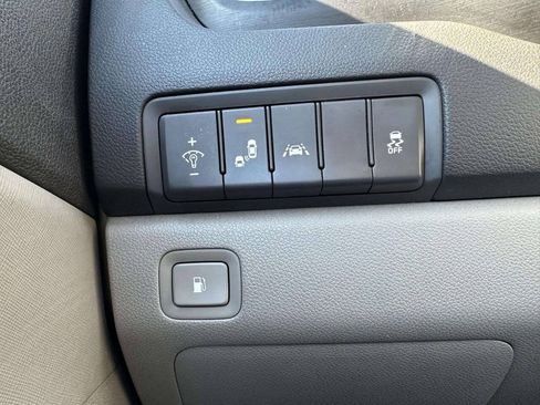 Used 2017 Kia Sedona LX w/ LX Essentials Premium Package FWD image 27