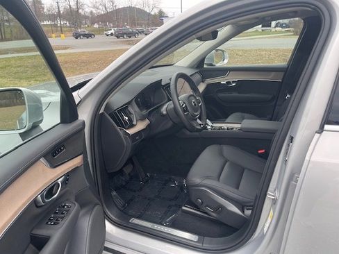 Used 2025 Volvo XC90 B6 Plus image 5