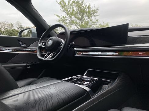 Used 2025 BMW 740i xDrive w/ Premium Package image 6