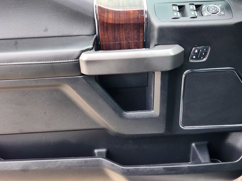 Used 2017 Ford F150 Platinum w/ Equipment Group 701A Luxury image 23