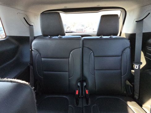 Used 2023 GMC Acadia SLT w/ Trailering Package image 32