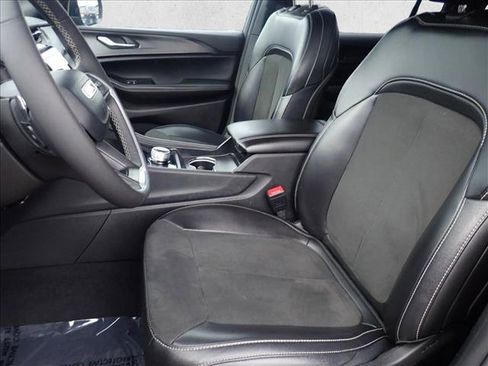 Used 2024 Jeep Grand Cherokee L Laredo image 12