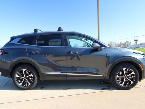 Used 2024 Kia Sportage EX image 4