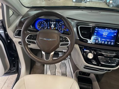 Used 2017 Chrysler Pacifica Touring-L image 8