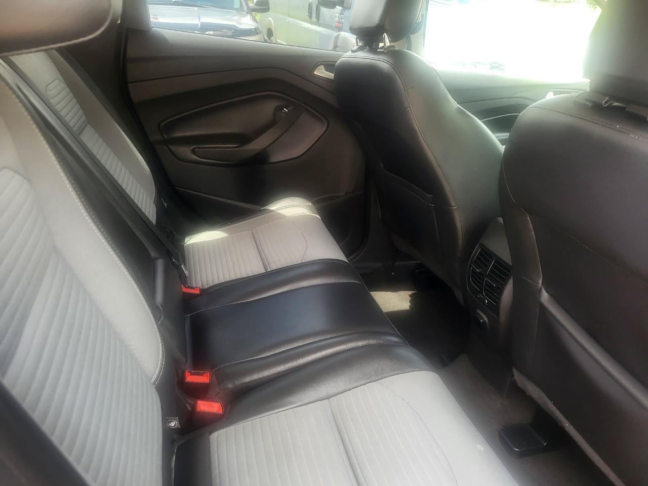 Used 2019 Ford Escape SE w/ SE Sport Appearance Package AWD/4WD image 21