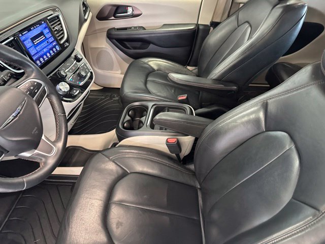 Used 2017 Chrysler Pacifica Touring-L FWD image 38