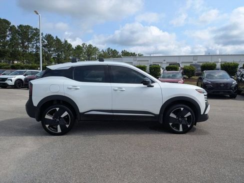Used 2026 Nissan Kicks SR FWD image 2
