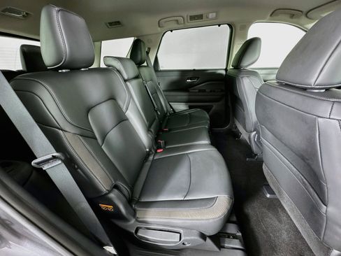Used 2025 Nissan Pathfinder SL AWD/4WD image 28