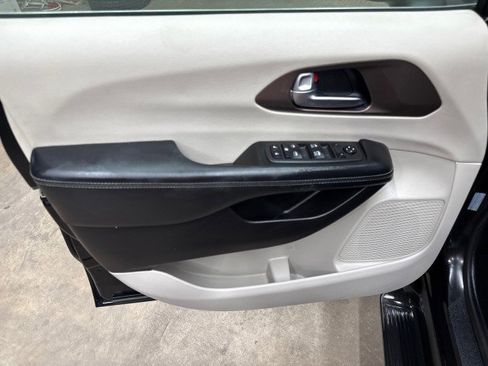 Used 2022 Chrysler Voyager LX image 26