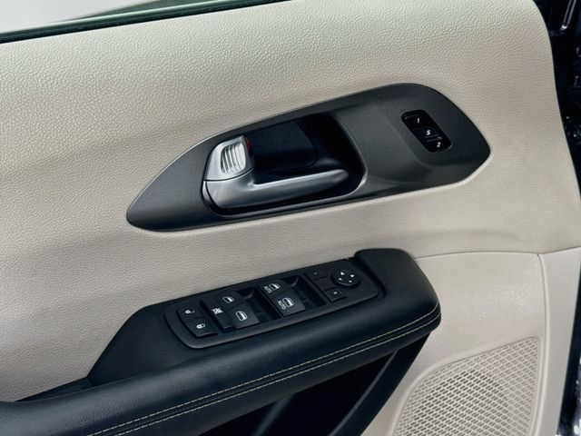 Used 2024 Chrysler Pacifica Touring-L FWD image 17