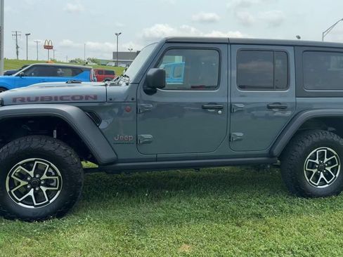 Used 2025 Jeep Wrangler Unlimited Rubicon w/ Convenience Group AWD/4WD image 3