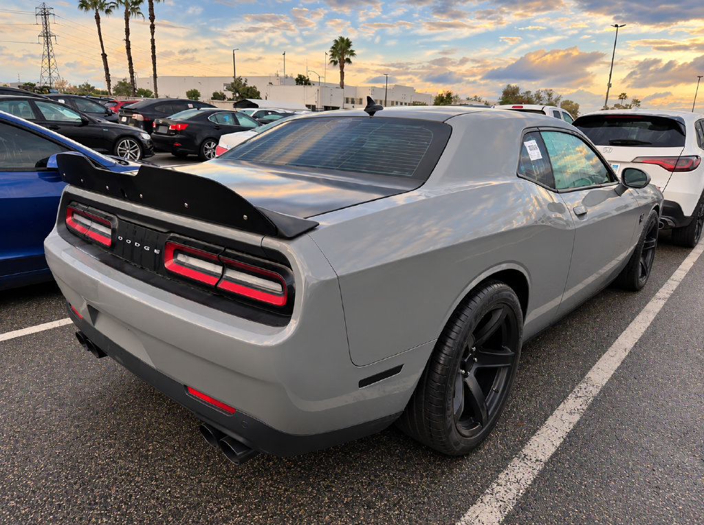 Used 2018 Dodge Challenger SRT Hellcat RWD image 4