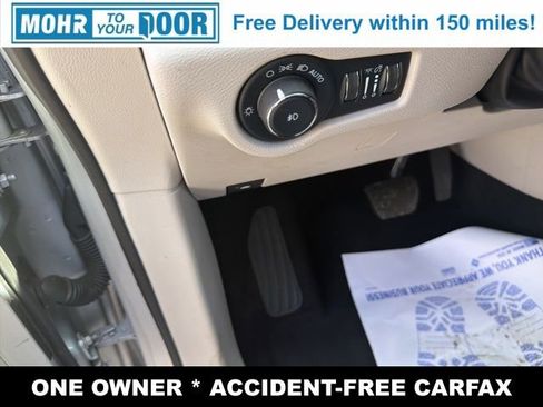 Used 2023 Chrysler Pacifica Touring-L image 14