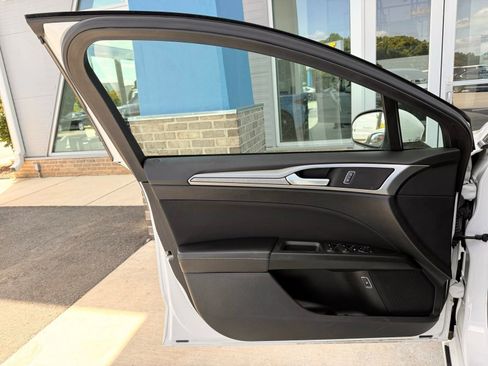 Used 2019 Ford Fusion SE FWD image 11