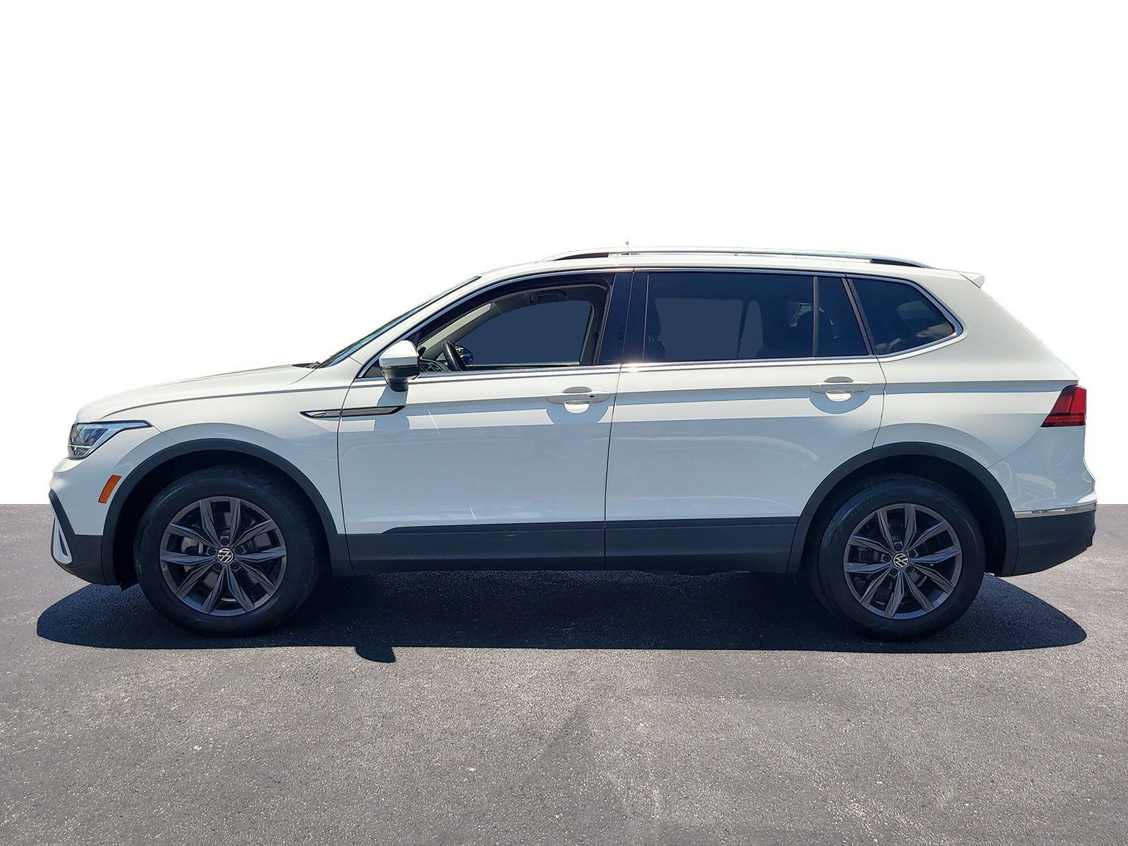 Used 2024 Volkswagen Tiguan SE FWD image 5