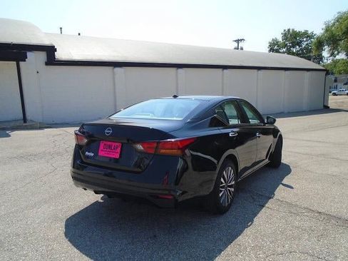 Used 2025 Nissan Altima 2.5 SV FWD image 21