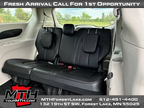 Used 2023 Chrysler Pacifica Touring-L AWD/4WD image 11