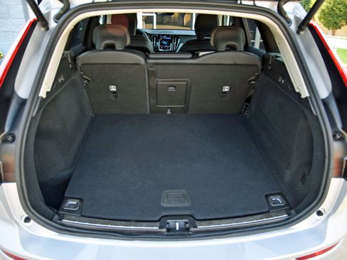 Used 2025 Volvo XC60 B5 Plus image 14