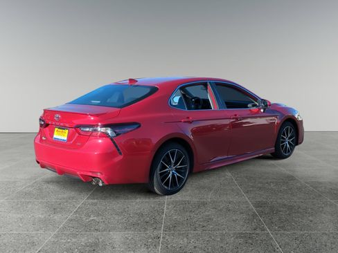Used 2024 Toyota Camry SE image 5