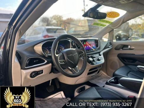 Used 2024 Chrysler Pacifica Touring-L image 36