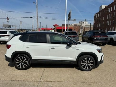 Certified 2023 Volkswagen Taos SE w/ Panoramic Sunroof Package image 6