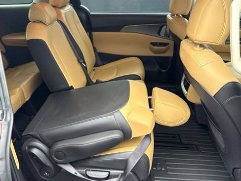 Used 2023 Kia Carnival LX FWD image 55