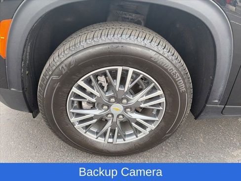 Used 2025 Chevrolet Traverse LT w/ Driver Confidence Package image 2
