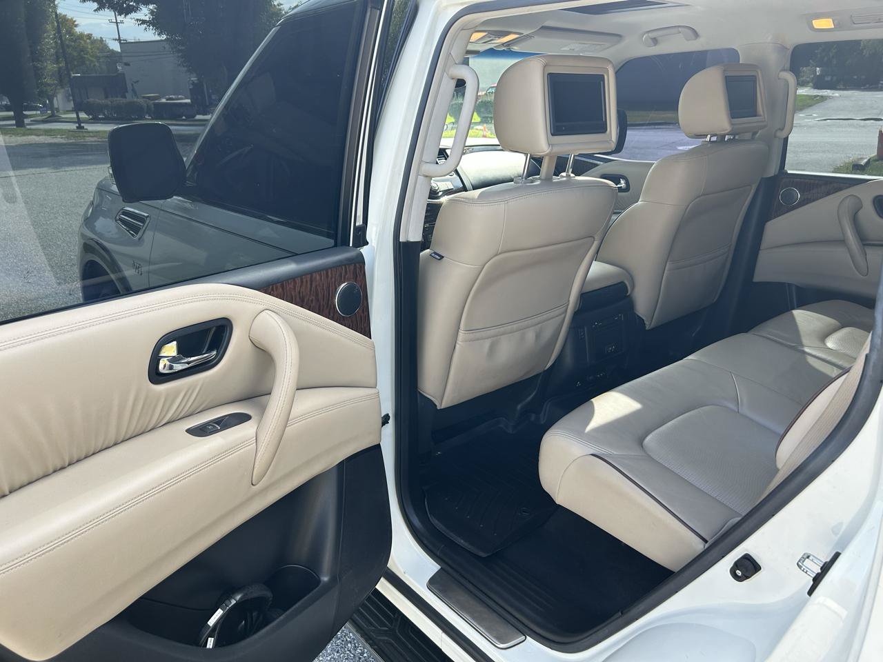 Used 2017 Nissan Armada Platinum w/ Interior Lighting Package AWD/4WD image 12