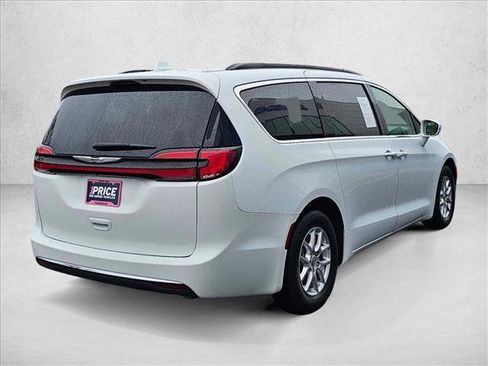 Used 2022 Chrysler Pacifica Touring-L image 5