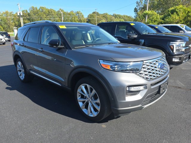 Used 2023 Ford Explorer Platinum w/ Technology Package AWD/4WD image 3