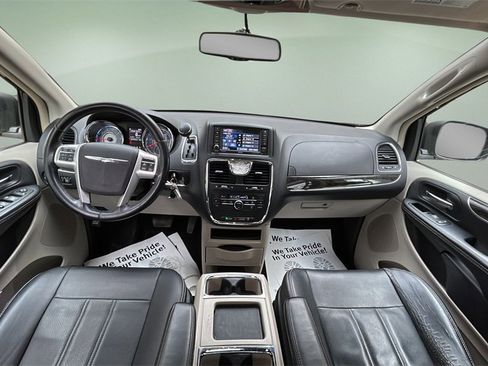 Used 2014 Chrysler Town & Country Touring image 20