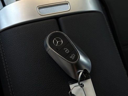 Used 2025 Mercedes-Benz GLC 300 image 24