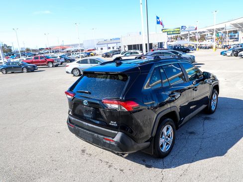 Certified 2021 Toyota RAV4 XLE w/ Convenience Package image 7