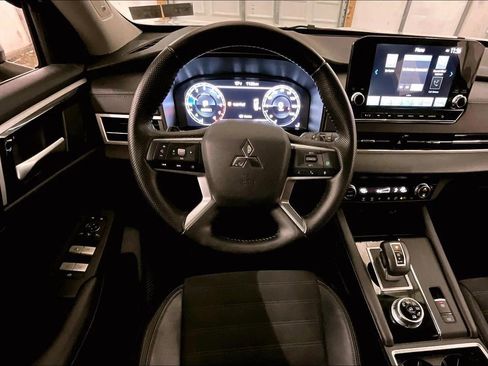 Used 2023 Mitsubishi Outlander SE image 5