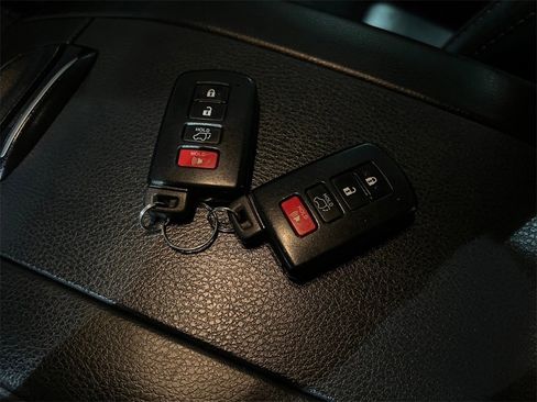 Used 2018 Toyota Highlander XLE image 47