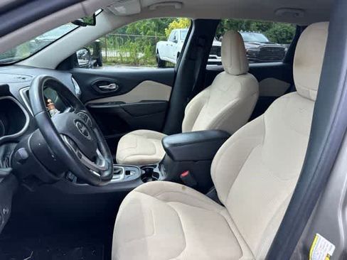 Used 2017 Jeep Cherokee Latitude w/ Comfort/Convenience Group AWD/4WD image 4
