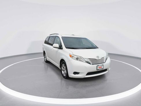 Used 2015 Toyota Sienna LE FWD image 2