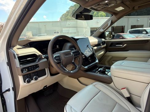 Used 2025 GMC Yukon Denali w/ Sun & Power Step Package AWD/4WD image 12