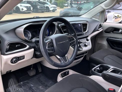 Used 2020 Chrysler Pacifica Touring FWD image 15